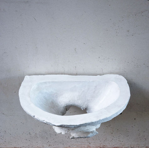 <p>Christine Moldrickx, Sink, 2015, Glasierte Keramik, Metallhalterung, 20 x 52 x 37 cm</p>