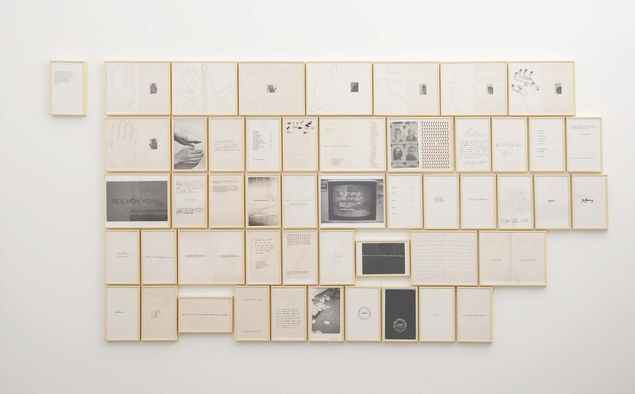 Jochen Gerz, Die Beschreibung des Papiers, 1968-1973, Tinte, Tusche, Foto auf 	               Papier, Foto: Stiftung Kunstfonds, © VG Bild-Kunst, Bonn
