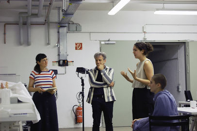 Anna Wondrak, Archivleitung, und Prof. Gunnar Heydenreich, TH Köln, im Gespräch mit Studierenden,    © Foto: Stiftung Kunstfonds