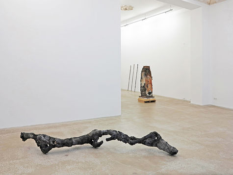 <p>Jörg Gelbke, Installationsansicht zur Ausstellung „lasting embers“, Galerie Daniel Marzona, Berlin 2018</p>