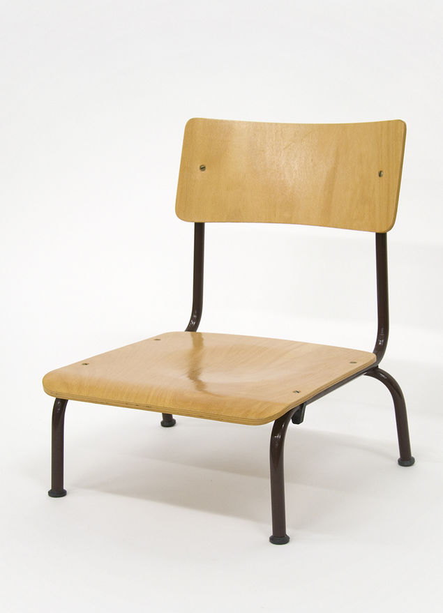 Stefan Demary, Ohne Titel (Stuhl mit kurzen Beinen), 1983, Objet Trouvé aus Holz und Metall, 19 x 47 x 47 cm