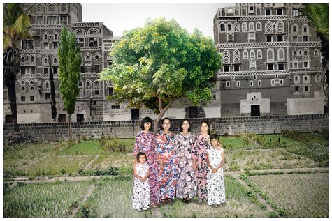 Ibrahim Quraishi, The Secret/Das Geheimnis, Familienporträts mit gemischter Perspektive. 50 x 33 cm Mischtechnik, Foto, Acryl, Pigmente auf reinem Hadernpapier