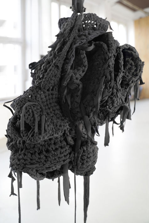 <p>Lea Petermann, Familienrecherche (ongoing), 2024, Schwarzes Garn aus gebrauchten Textilien, ca. 60 x 40 x 40 cm, Ausstellungsansicht Jüdische Kunstschule Berlin, © VG Bild-Kunst, Bonn 2024, Foto: Lea Petermann</p>