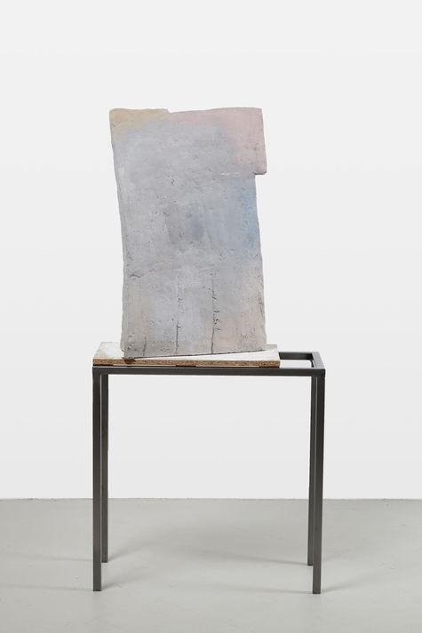 <p>Ulrike Schulze, Vorhang (Theater), 2020, bemalte Keramik, bemalte Rohspanplatte, Karton, Stahl bemalt und lackiert, 147,5 x 70 x 35 cm</p>