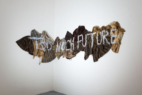 <p>Rebekka Benzenberg, Too Much Future, 2020, Pelzmäntel, Blondierungsmittel, 8m × 0,2m × 2,5m, Kunstakademie Düsseldorf, Foto: M. Krauth</p>
