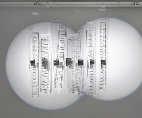 <p>Natalia Stachon, Moments in Never 04, 2020, Skulptur, Plexiglas und Edelstahl, 2 Scheinwerfer, 135 x 136 x 50 cm, Unikat Foto: Bernd Borchardt</p>