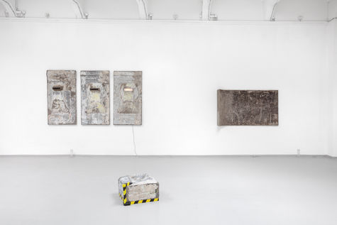 <p>Julia Eichler, 2021, Installationsansicht aus der Reihe „all walls are grey", Foto: Jakob Adolphi</p>