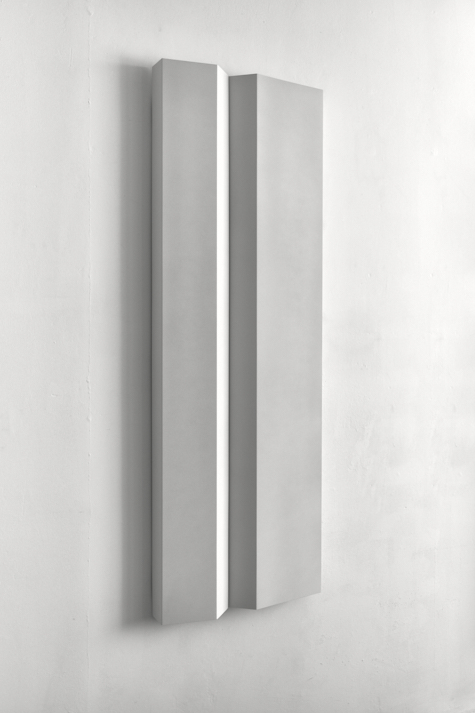 <p>Julius Stahl, Relief 2/21, Resonanzobjekt, 2021, Aluminium, Lack, Sinustöne, Elektronik, 150 x 52 x 11 cm, Foto © Julius Stahl</p>