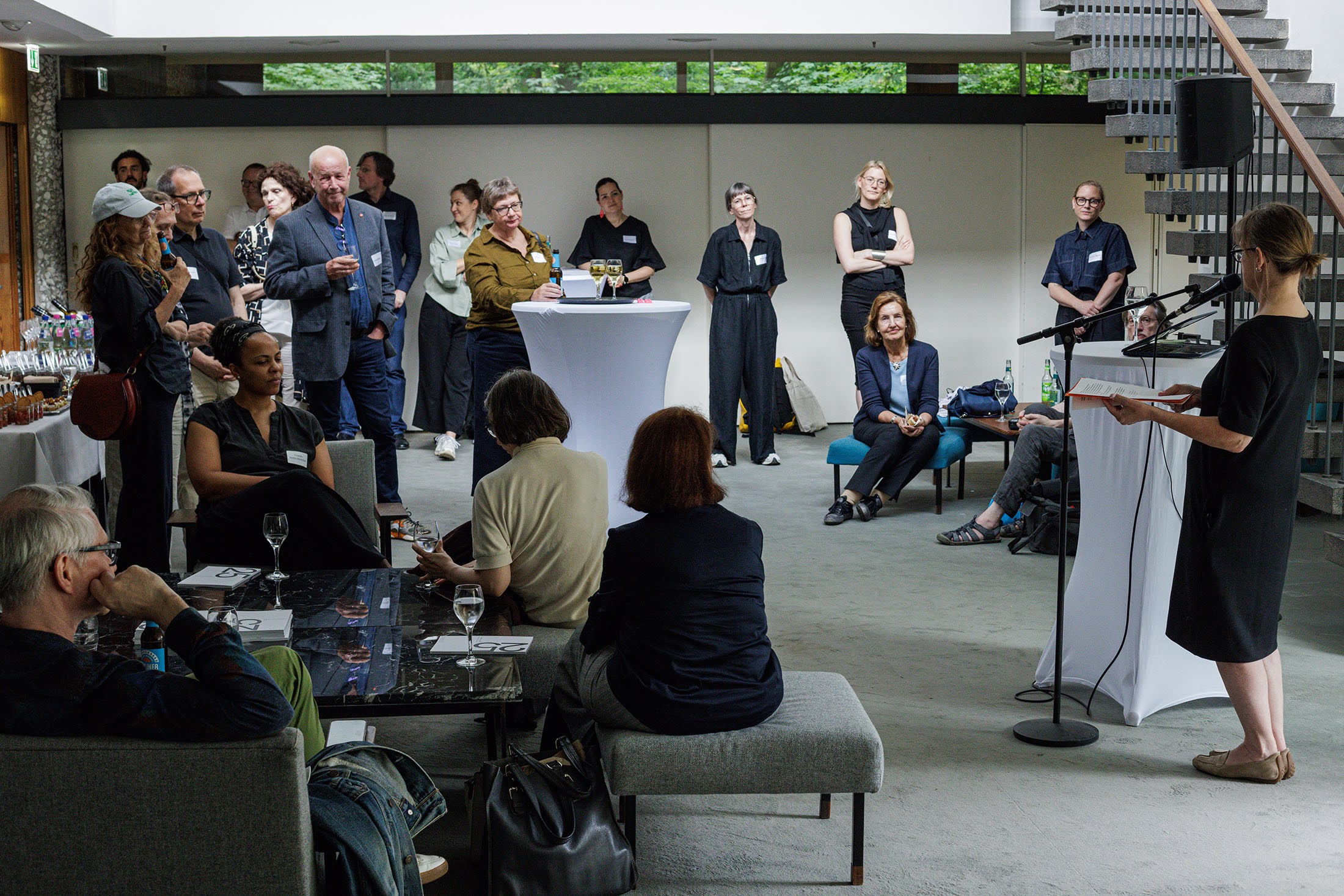 Karin Lingl, Geschäftsführung Stiftung Kunstfonds, eröffnet den Abendempfang, © gezett